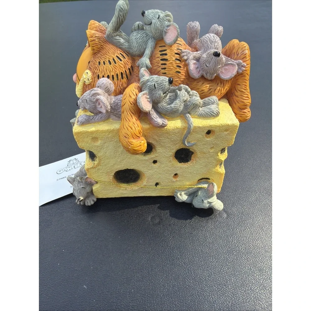 RARE Westland 2349 Paws Garfield Cat Sitting On Top Of The World Music Box Works